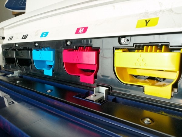 Sự khác biệt về chi phí, tính linh hoạt giữa in offset và in kỹ thuật số trong in thẻ cào bảo mật cao