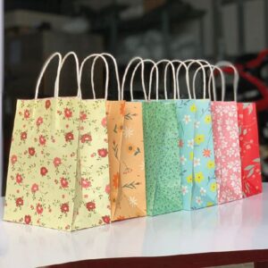 Túi giấy có sẵn  nhiều họa tiết KQ02  (19 x 16 x 9 cm)